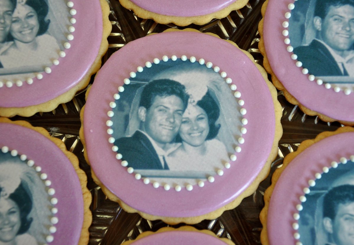 kopykake's tweet image. Beautiful Edible Cookies using Kopykake Inks and Frosting Sheets by Kelley Hart Custom Cookies (@kelleyhart).