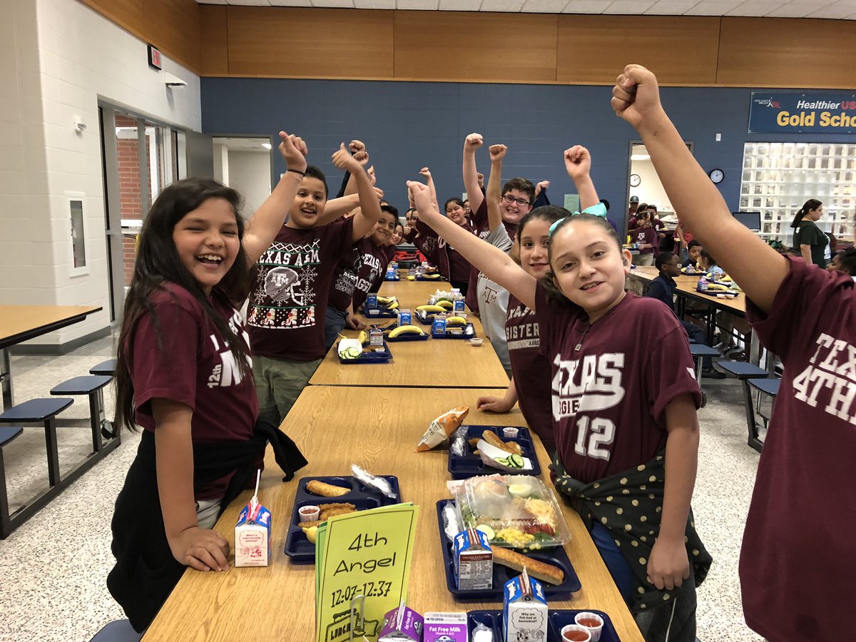 ruthbwilson2015's tweet photo. @McDougleKISD Mrs. Angel’s 4th grade class at Mcdougle a.k.a. Future Aggies!!! Gig ‘em👍#TAMU https://t.co/UIc1x4M8a9