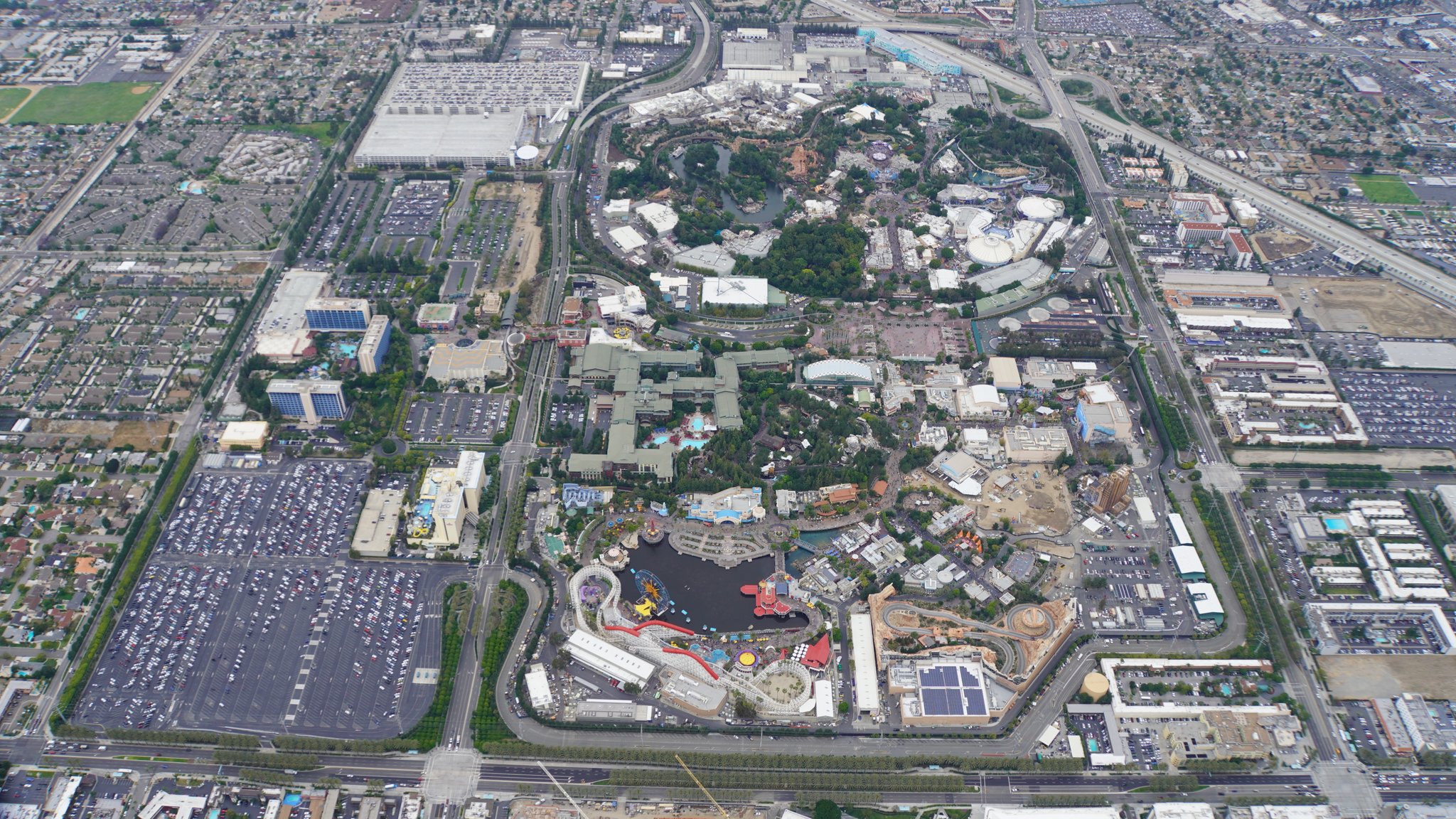 Disneyland Resort vu du ciel, des images sublimes! D5_spPUV4AEkfAX