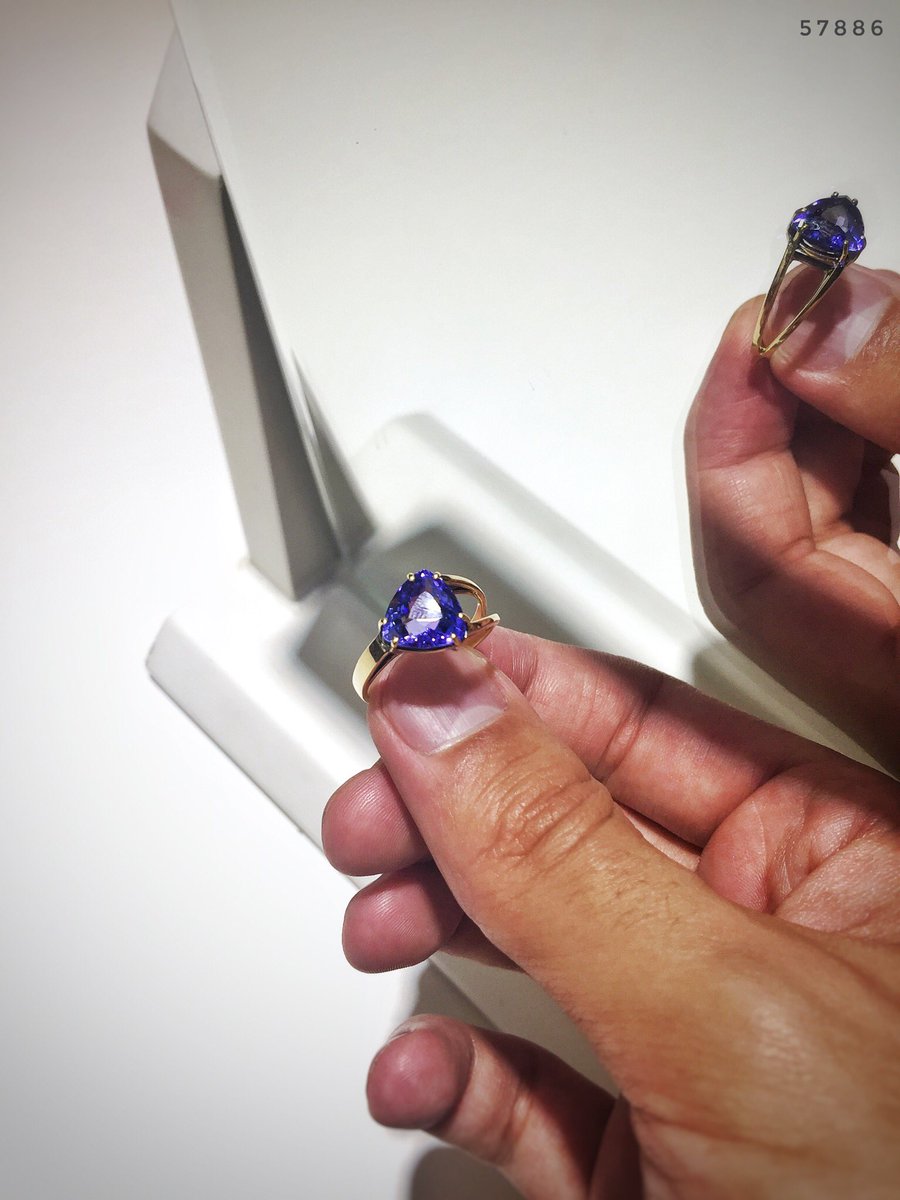 ewiglichjoias's tweet photo. “Se um dia você for comprar uma joia com Tanzanita, provavelmente ouvirá a seguinte frase: as tanzanitas são mil vezes mais raras do que um diamante”. Talvez isso seja verdade, já que a oferta de tanzanita é muito limitada. Ela só encontrada em algumas regiões”
ANEL TANZANITA 💙 https://t.co/wj2EBz1gXb