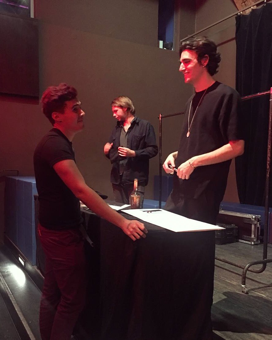 avazquezmx's tweet image. You cross the ocean moved by music without expecting too much until it happens. I take home awesome memories.
What an artist,  he dedicated me a song (Verses), an autograph and some minutes of a chat that meant a lot.
Best wishes for your brother Ramy and for you @taminoamir. :)