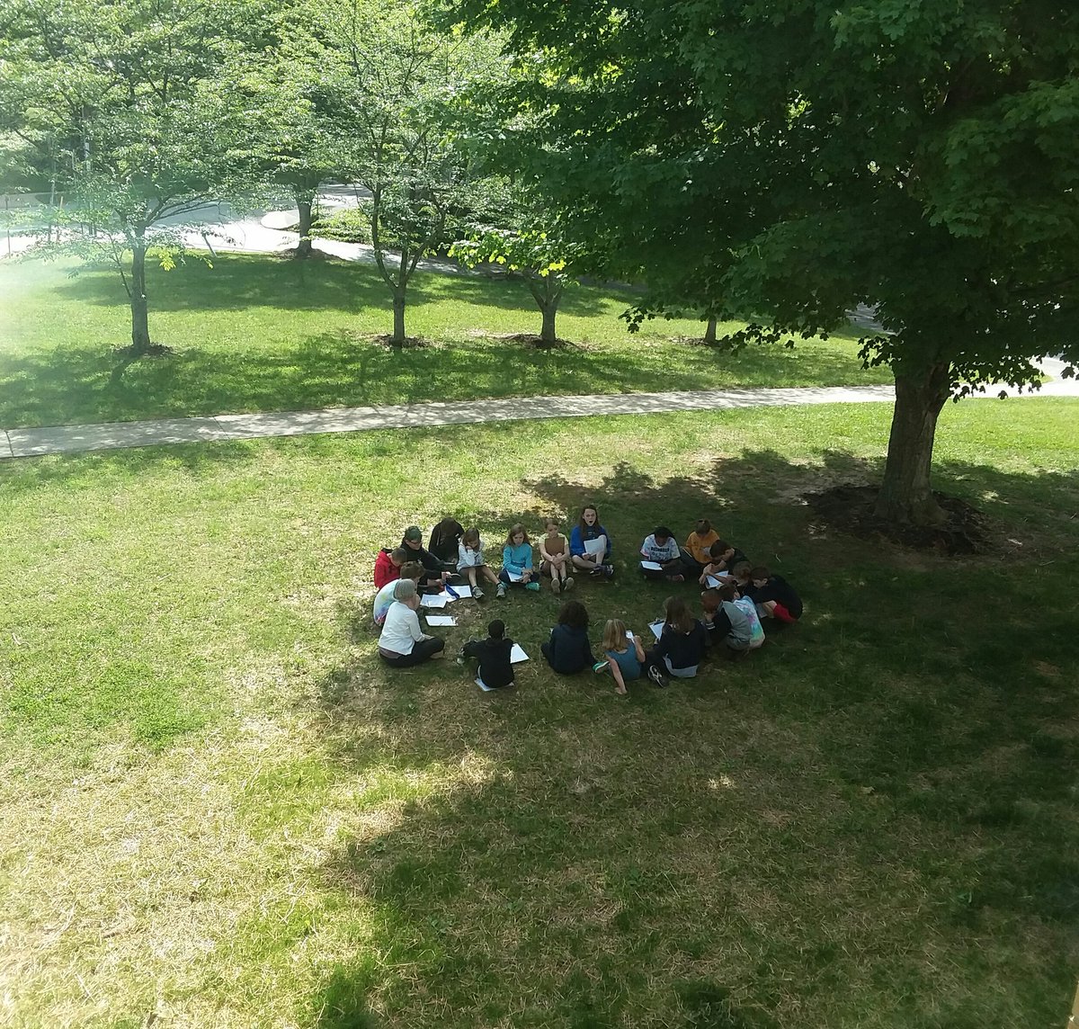 MsHowards5th's tweet photo. Thank You to Senora  Townsend for awesome outdoor Spanish lessons #JonesFabulousFourth #NoPlaceLikeJones #theACSway #TeacherAppreciationWeek https://t.co/YwIl4iv0a4