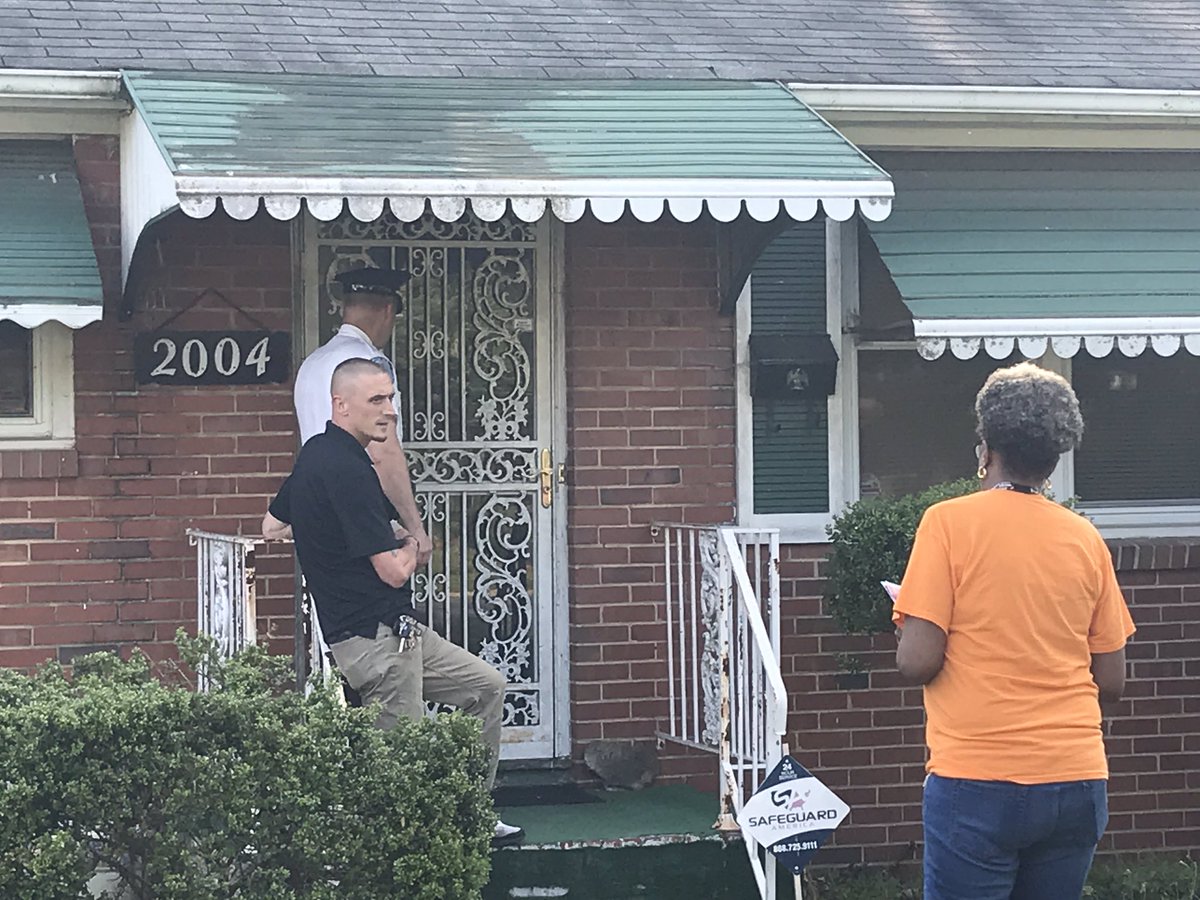 captainmikerpd's tweet photo. Chief Smith talking to community members during our walk. We are working together to make the city safer.  #RVA @RichmondPolice @RPDCares https://t.co/AqFwuQiyg9