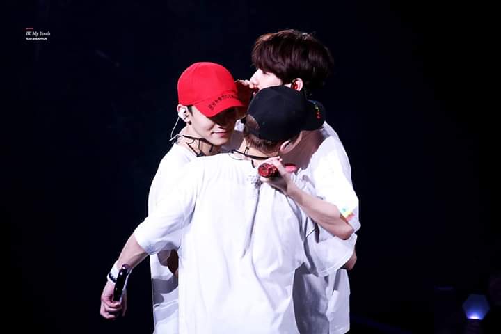 NguyenXupi's tweet photo. "Đây không phải là lần cuối đâu, bởi vì chúng ta còn một chặng đường dài để đi cùng nhau nữa mà."_ Baekhyun
#BBMAsTopSocial EXO @weareoneEXO https://t.co/0Bu7O2MimN