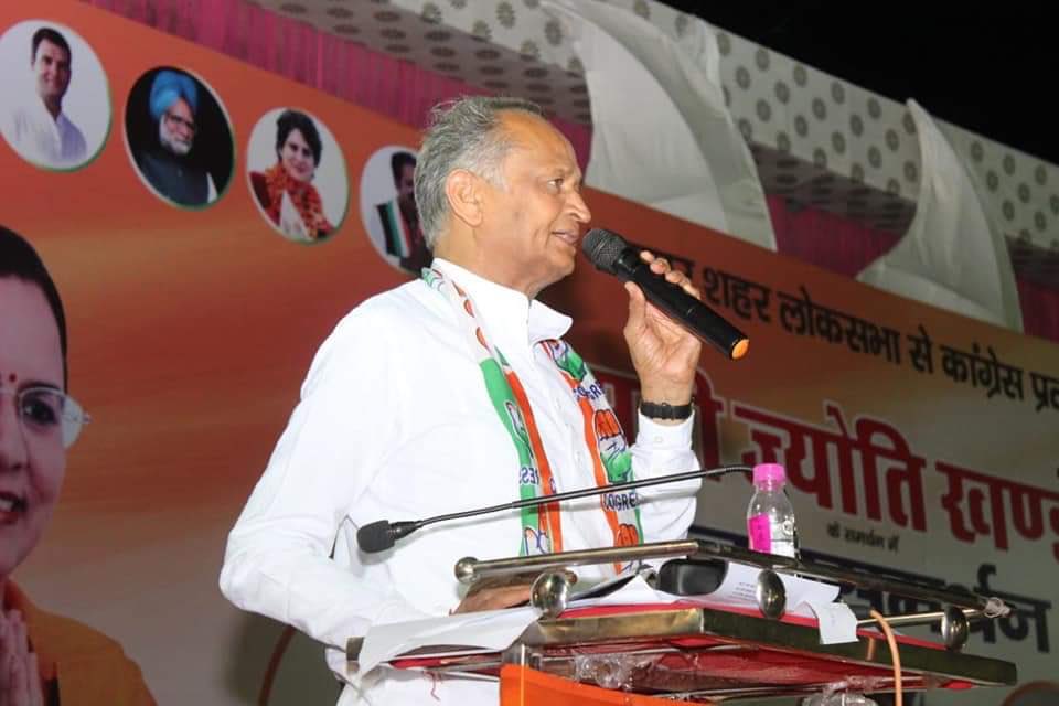 ashokgehlot51's tweet photo. जयपुर शहर लोकसभा क्षेत्र से कांग्रेस प्रत्याशी ज्योति खण्डेलवाल जी के समर्थन में मानसरोवर, जयपुर में आयोजित विशाल जनसभा को सम्बोधित कर भारी मतों से विजयी बनाने की अपील की।
#Rajasthan
#LokSabhaElection2019 https://t.co/Kzf18KQYvu