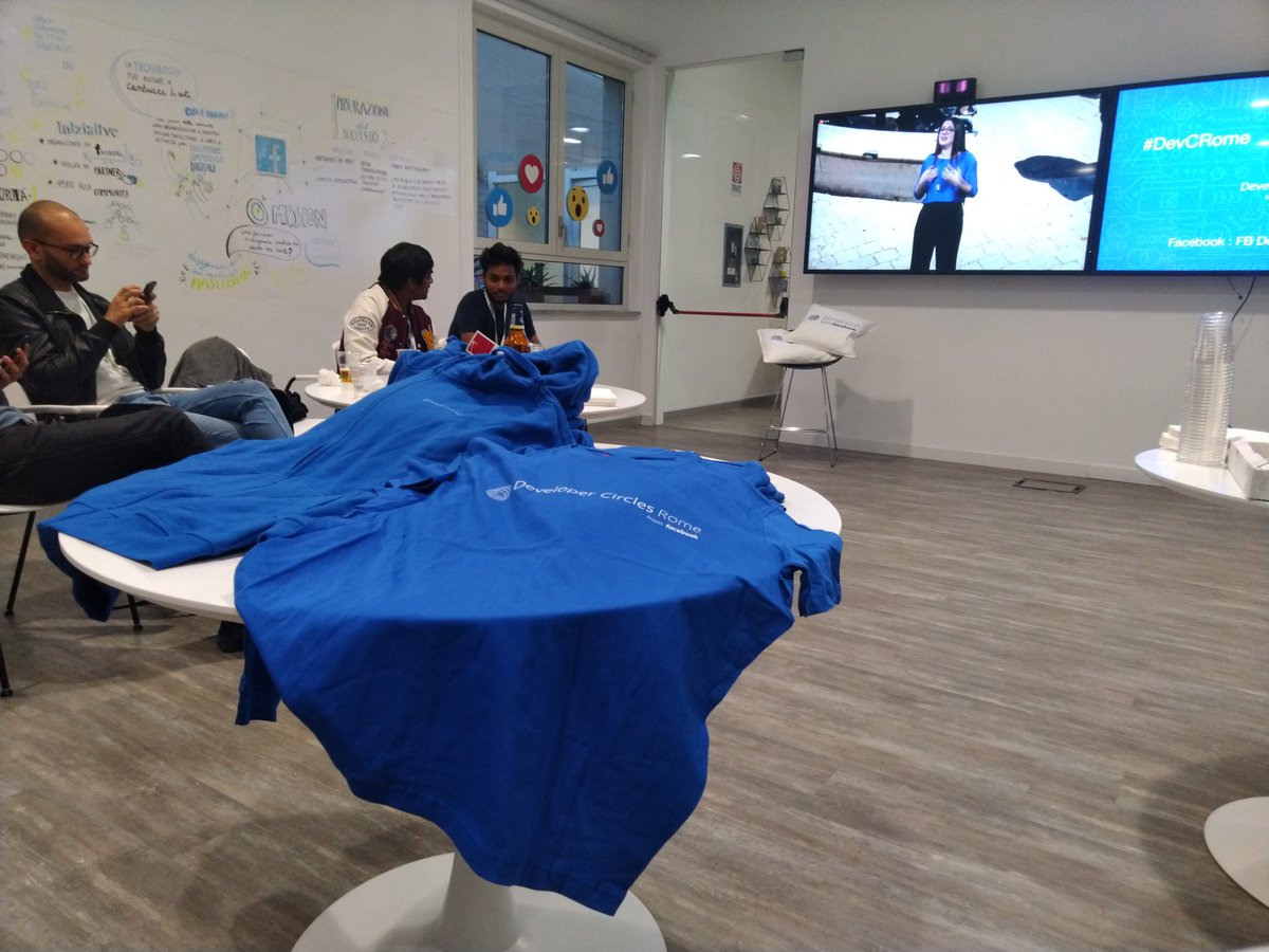 bennaker's tweet photo. I ragazzi del "Facebook Developer Circle: Rome" hanno detto che chi spamma di più si porta a casa una di quelle magliette o felpe lì.

E chi sò io pe' famme pregà?

#DevCRome #DevC #FCBROMA https://t.co/UFzNn8YY3p
