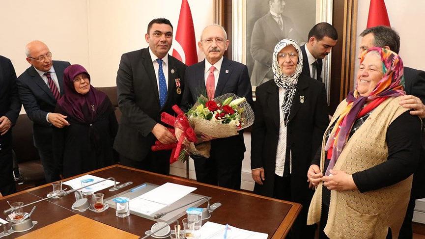 gazetesozcu's tweet photo. Şehit aileleri Kılıçdaroğlu’nu ziyaret etti https://t.co/7wztCPjbJL https://t.co/teSfFqL0Ny