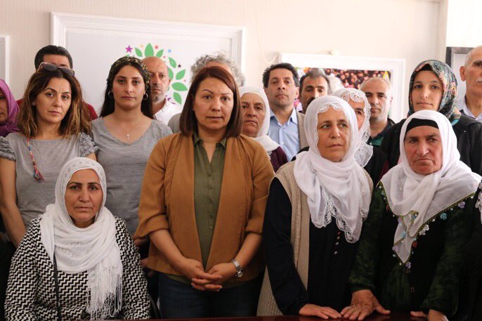 Açlık grevlerine dikkat çekmek amacıyla Gebze Cezaevi önünde nöbet tutmaları engellenen aileler,  "Ölümün yolunu kapatın. Annelerin sesini duyun" çağrısı yaptı.