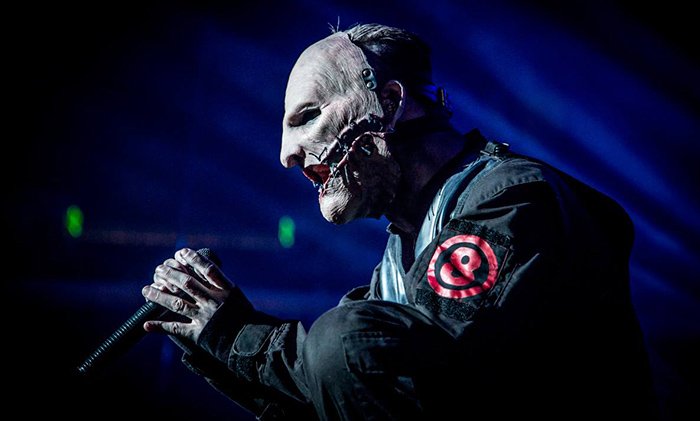 Ella se ahoga en si misma de nuevo
¡Dios mío! Que lindo pecado
Supongo que no hay nada más que hacer
Pero tendrá que ser a mi manera
Ella puede sentir que esta bien
Así que no cierra los ojos
Sonríe y responde
Pero no parece importar