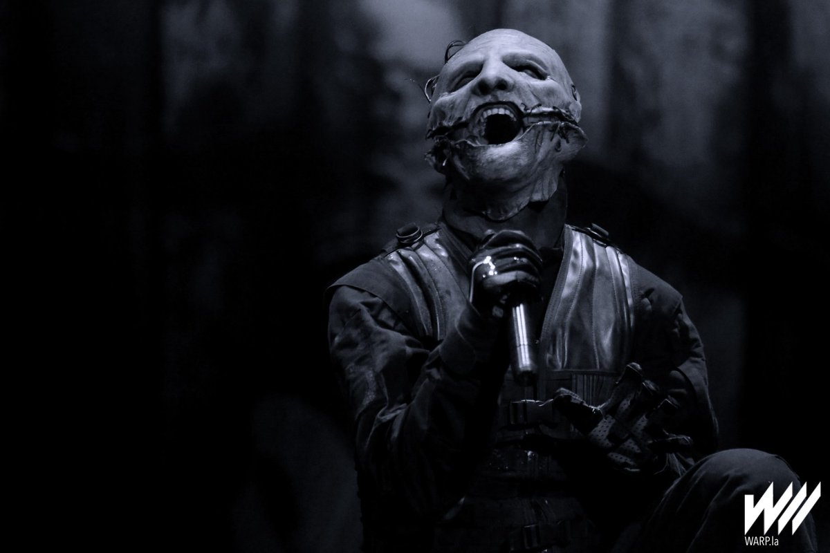 Deshaz estas cadenas, amigo mío
Te mostraré la furia que he escondido
Perecer la Santa Cena
Traga, pero nada está perdonado
Tú y yo no podemos decidir
¿Cuál de nosotros fue dado por sentado?
Hacer las paces
Algunos de nosotros estamos destinados a ser sobrevividos

The devil in i