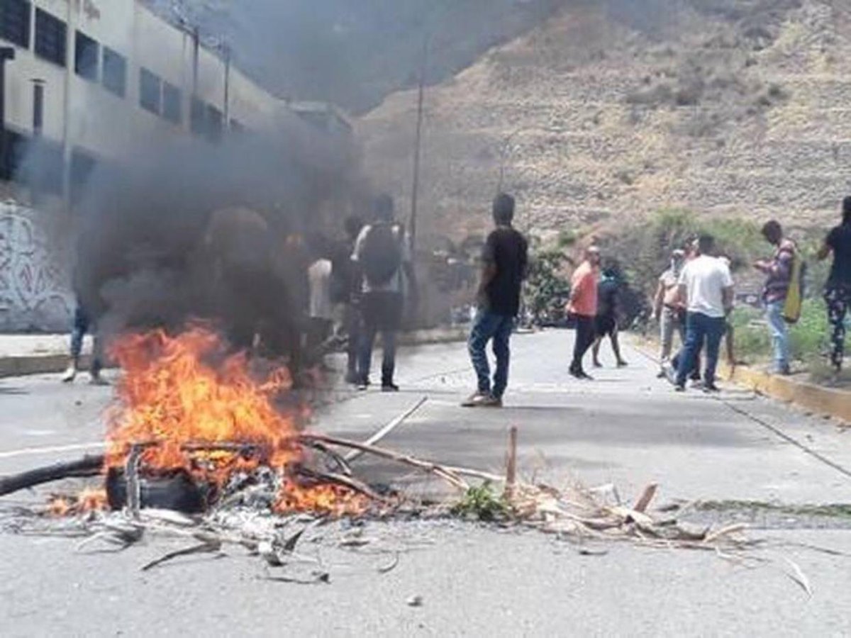 [FOTO] GNB reprimió a manifestantes en La Yaguara y Montalbán bit.ly/2DBDkAD