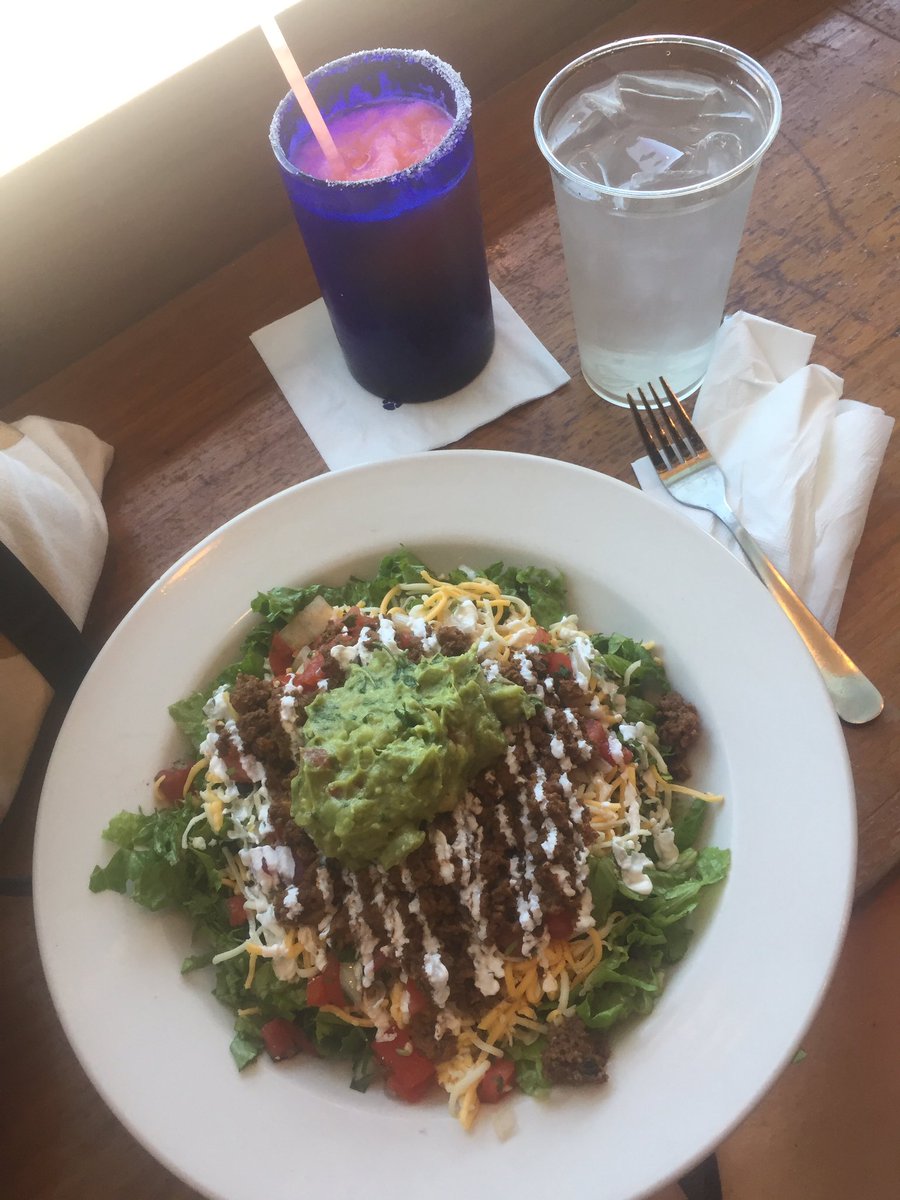 mynameislizi's tweet photo. I did. I ran away to the beach and now I’m drinking a frozen strawberry margarita and eating WELL. 
#byereality https://t.co/EO7d316IeB