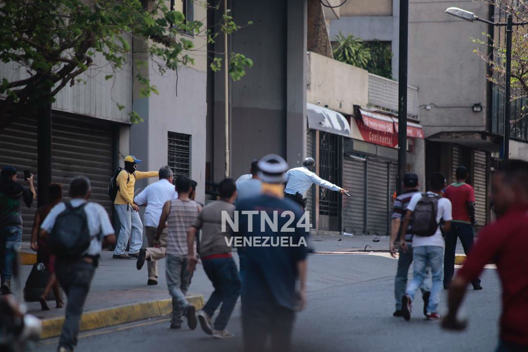 TVVnoticias's tweet photo. #Ahora Funcionarios de Polimiranda se enfrentan a grupos irregulares armados, situados en el ministerio de Transporte en Chacao. Fotos cortesía: @NTN24ve #TVVNoticias #TVVenezuela https://t.co/BwUPDMxIsI