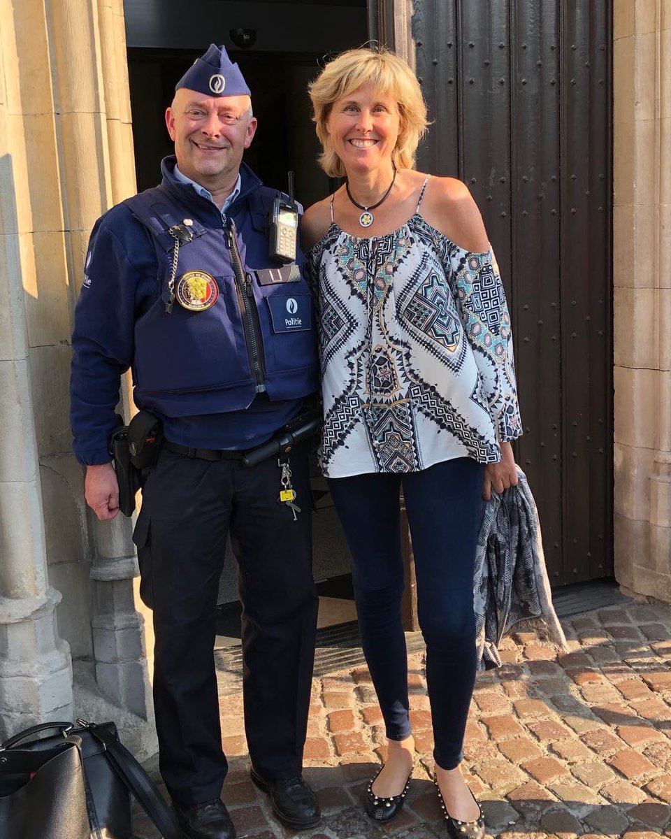 WIJzijnBrugge's tweet photo. #veiligheid = basisrecht van alle #bruggelingen - in #beleidsprogramma nadruk op #wijkagent 👮🏻♀️en #samenwerking - ‘de Politie komt naar je toe’, ook in praktijk! Dat vindt @ellendesmedt 161 👍 #brugge #thuisinbrugge https://t.co/bkckp2RlWJ