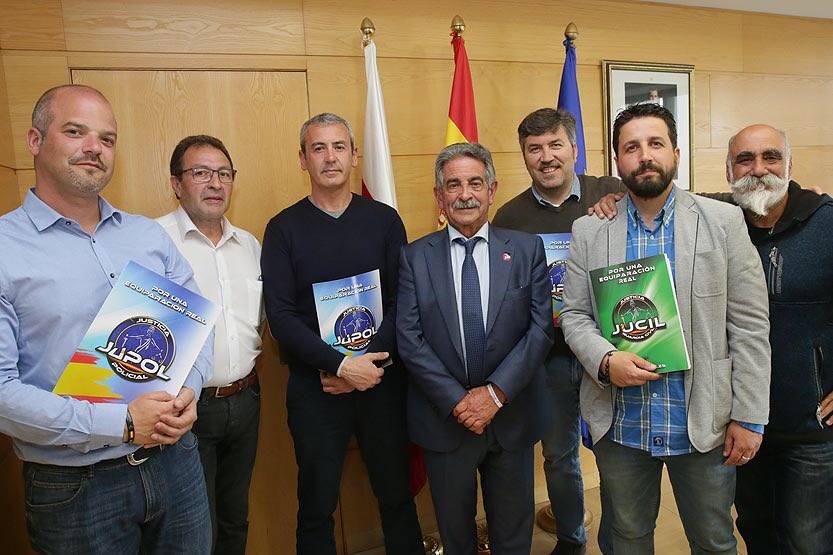 cantabriaes's tweet photo. .@RevillaMiguelA reitera su apoyo a la Policía Nacional y Guardia Civil para lograr la #EquiparacionSalarial. El presidente se ha reunido con agentes de #Cantabria y #PaísVasco, integrados en la asociación @jusapol https://t.co/cKXomxiNaa https://t.co/n4rYBtXQb9