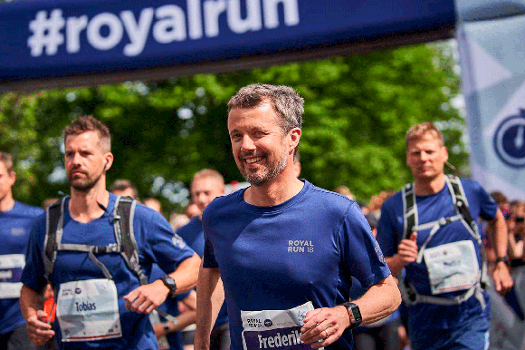 tvguidedk's tweet photo. Kronprins Frederik slår verdensrekord https://t.co/OMh1cpcSmK https://t.co/dQ8cUI1hZX