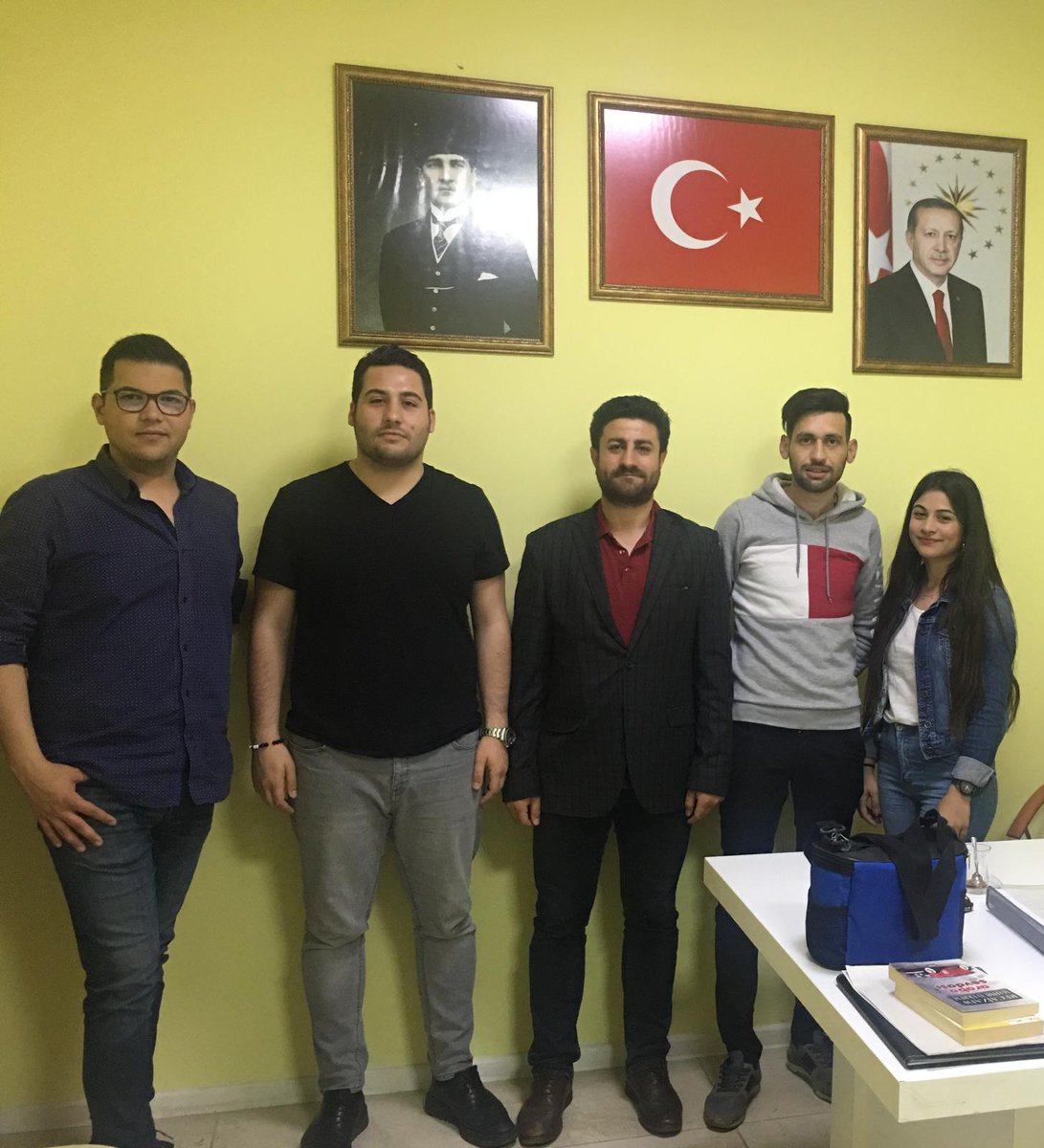 akgencbayrakli's tweet photo. Yeni dönemin ilk tanıtım ve medya planlama toplantısını gerçekleştirdik, Bayraklı gençliği için bir çok yeni proje ile gümbür gümbür geliyoruz 🎥🗝✍🏻🤳🏻 #bayraklıakgenclik #tanıtımvemedya https://t.co/pOYoJ7kLLI