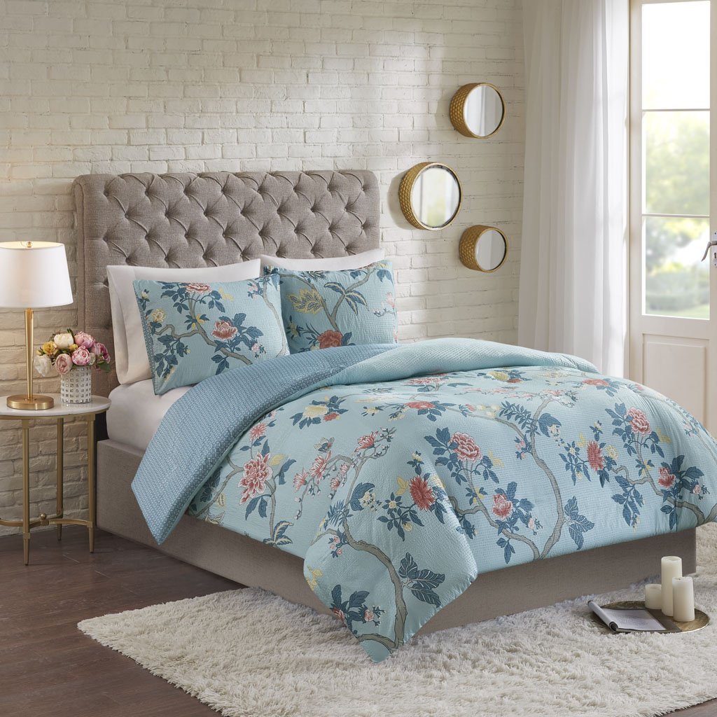 DesignerLiving's tweet image. Vintage florals in bold pops of yellow, blush, and red, reverse to patterns of solid blue—create a shabby chic look that'll adjust easily to the look and feel of your room! 💠

See it up close: bit.ly/2UQmofx