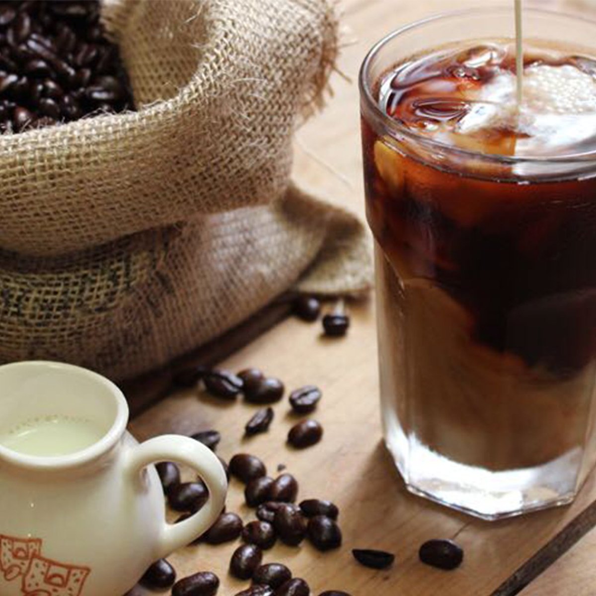 Hourra ☀️ le soleil brille aujourd’hui! 
Envie d'un #icedlatte? Nos grains de café Arabica sont biologique et proviennent de la vallée de Villa Rica, au Pérou, où ils sont cultivés à l'ombre sous la voûte luxuriante &amp; indigène et récoltés à la main pour une fraîcheur maximale.