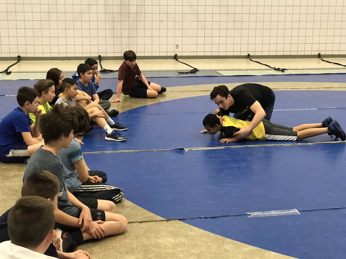MllePendergest's tweet photo. Grade 7s are learning the ‘Half Nelson’ in gym class thanks to High School student leaders. @MotherTeresaHS #ThinkSMT #Wrestlingprograms @TITANSPORTS78 https://t.co/6Q5OdvjU5v
