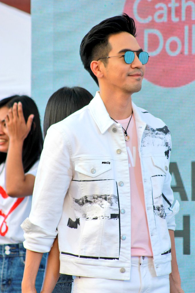 pleplezaap's tweet photo. ความที่ลุงไม่ถือเนื้อถือตัวกับฟค. แม้จะอยู่บนเวทีหรือด้านล่างเวทีและก้อเสมอต้นปลายมาตลอดมันคือเสน่ห์ของลุงจริงๆนะและแบบนี้ที่ทำให้มีคนรักลุงมากและเพิ่มขึ้นทุกวันภูมิใจที่รักคนไม่ผิดจริงๆ #popezaap https://t.co/MV5jls6dXb
