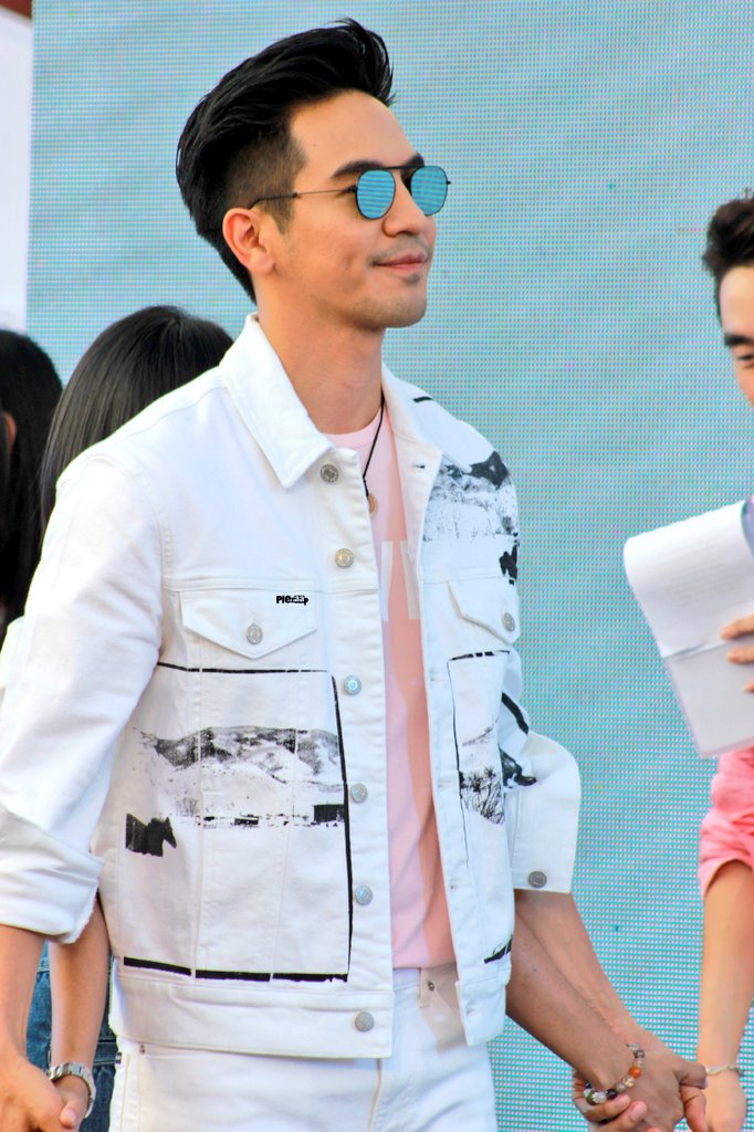 pleplezaap's tweet photo. ความที่ลุงไม่ถือเนื้อถือตัวกับฟค. แม้จะอยู่บนเวทีหรือด้านล่างเวทีและก้อเสมอต้นปลายมาตลอดมันคือเสน่ห์ของลุงจริงๆนะและแบบนี้ที่ทำให้มีคนรักลุงมากและเพิ่มขึ้นทุกวันภูมิใจที่รักคนไม่ผิดจริงๆ #popezaap https://t.co/MV5jls6dXb