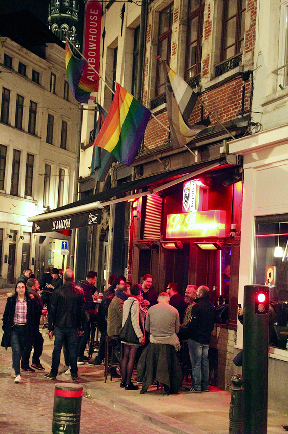 _projectb_'s tweet photo. Wil je weten waar zich de tofste cafés voor holebi’s in Brussel bevinden? Onze reporters hebben het voor je uitgezocht. Klik zeker verder!
#ProjectB19, #VUB, #popup #LGBTQ+ 🏳️🌈🍻🎉
https://t.co/a95QQbDMnW https://t.co/WwuNuUCHwH