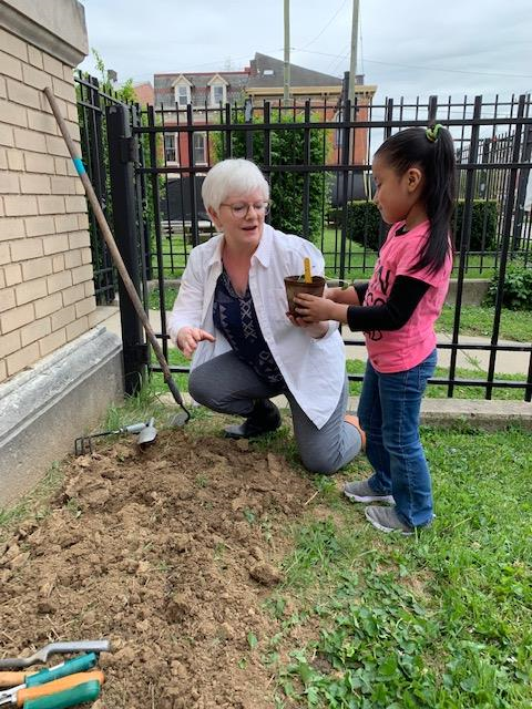 JamesEBiggs's tweet photo. Thank you to Ms. Jackie McFadden, community reader, who taught our students about gardening and helped them transplant their very own sunflowers in front of our building! #sunflowers #gardening #preschool #jamesebiggs #communityreader https://t.co/FahOFG7J75
