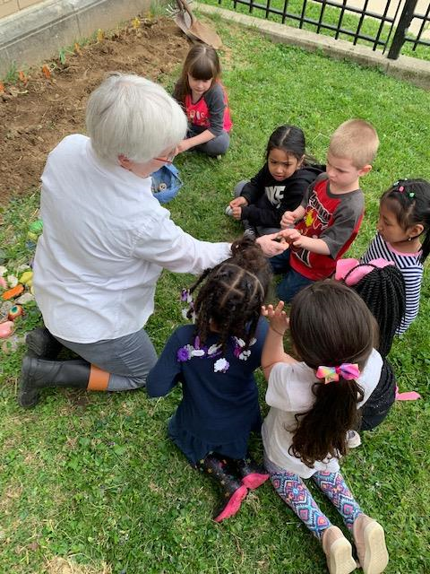 JamesEBiggs's tweet photo. Thank you to Ms. Jackie McFadden, community reader, who taught our students about gardening and helped them transplant their very own sunflowers in front of our building! #sunflowers #gardening #preschool #jamesebiggs #communityreader https://t.co/FahOFG7J75