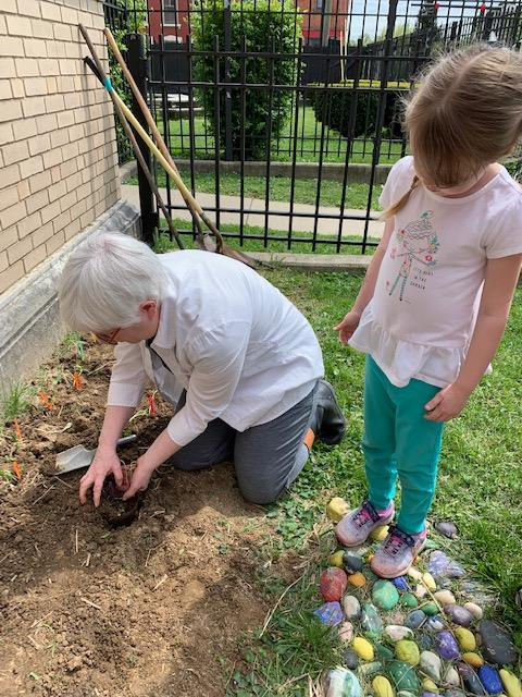 JamesEBiggs's tweet photo. Thank you to Ms. Jackie McFadden, community reader, who taught our students about gardening and helped them transplant their very own sunflowers in front of our building! #sunflowers #gardening #preschool #jamesebiggs #communityreader https://t.co/FahOFG7J75
