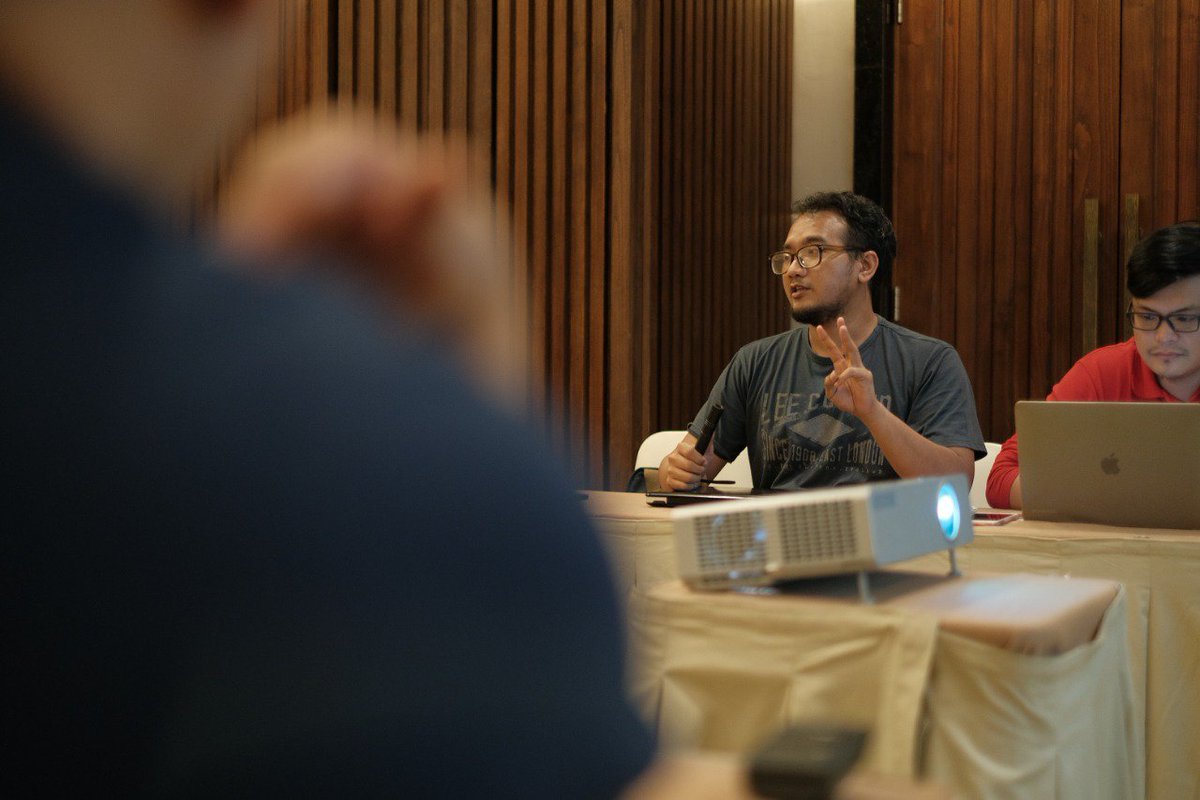 biruapi's tweet photo. Kegiatan pertama #teambiruapi setelah landing di Pulau Dewata, Meeting Internal untuk persiapan event #BaliMastermind2019 https://t.co/lIY9sTZ9xB