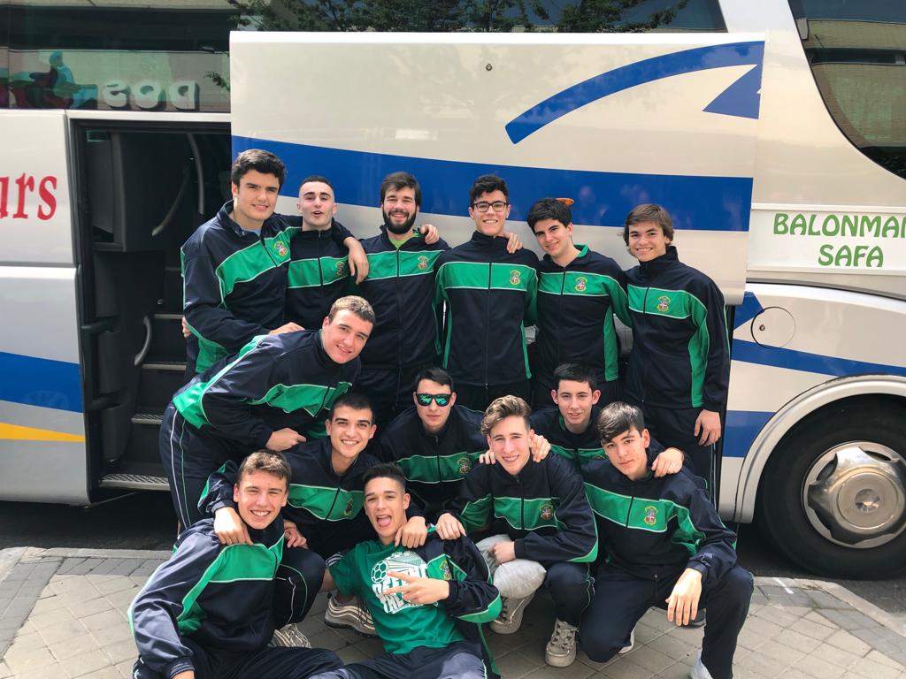 BalonmanoSafa's tweet photo. #CDEJuvenilBM 
👉 El equipo juvenil ya está de camino a Málaga para disputar el Campeonato de España.
#VamosSAFA 💚 https://t.co/NEQNoLTHUy