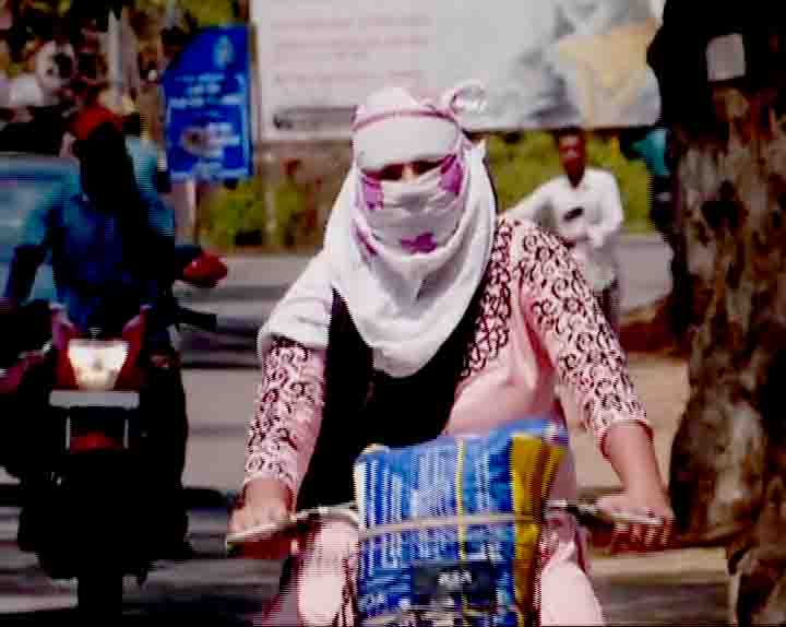 otvnews's tweet photo. Despite #CycloneFani heading towards #Odisha, heat wave continues to sweep the state with 11 places recording temperature above 40 degrees Celsius; Sonepur hottest at 42.4 degC, Talcher 41.7 degC, Jharsuguda &amp; Keonjhar 41.6 degC #WeatherUpdateOdisha https://t.co/YuSsCEpIGe