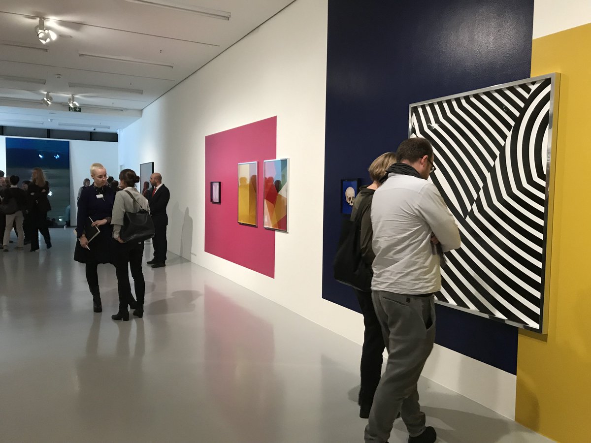 dzbank's tweet photo. Noch nichts vor am #Feiertag? Unser #ArtFoyer hat morgen bis 19 Uhr geöffnet und ist kostenlos zugänglich. Neben fotografischen #Skulpturen erwarten die Besucher auch optische Täuschungen🧐 Mehr Infos: https://t.co/84TKewUgGL #3DKunst https://t.co/JvEMDcw5uW