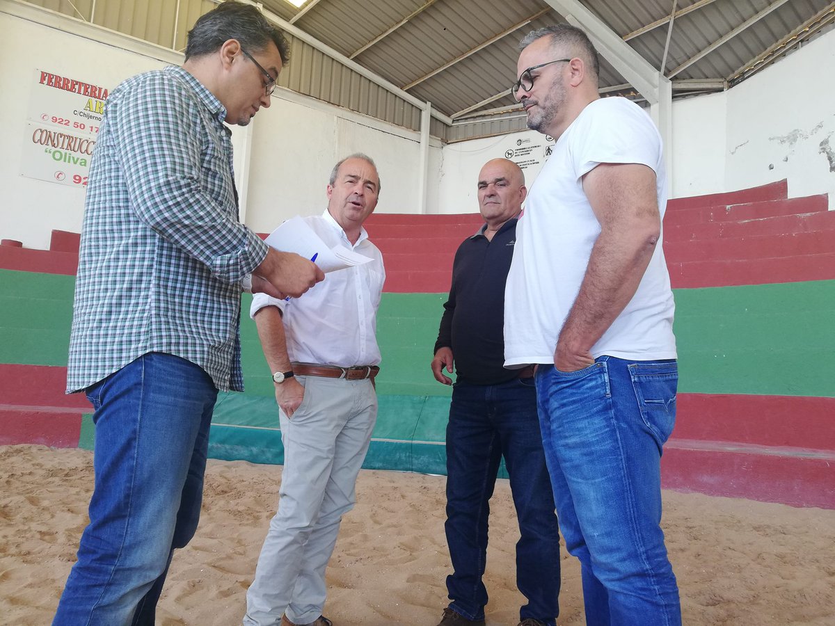 Paco_Deniz's tweet photo. Para defender la lucha canaria hay aprender de quienes saben. La técnica es la base. La potencia ya vendrá. https://t.co/sgg3mLTigc