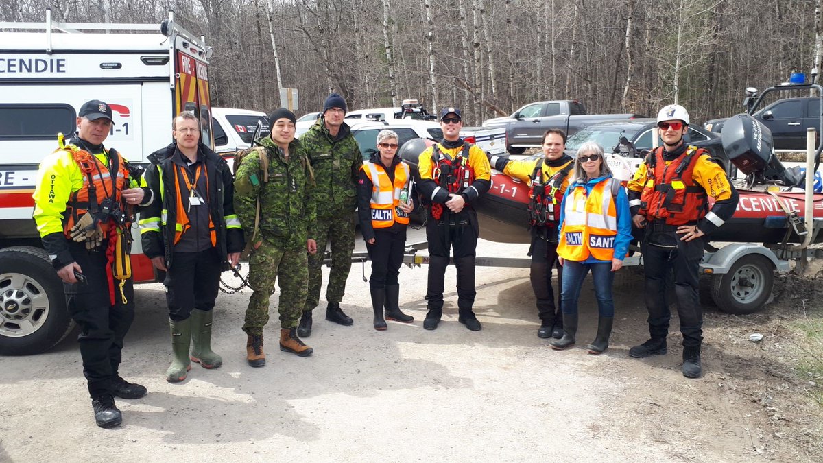 OttawaHealth's tweet photo. We need to give a huge THANK YOU to the thousands of people from all corners of our community who are fighting tirelessly to help those affected by the flooding
 
What a community! #ShoulderToShoulder #ItTakesACommunity

@StephenBlais @Eli_ElChantiry @JimWatsonOttawa @tm_kavanagh https://t.co/8xWi7neqWI