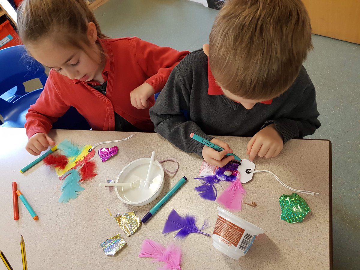 MonkFrystonSch's tweet photo. Making a name tag for a friend to make them feel special 🥰 #engageday #supertwos Thanks for the idea @southmilfordcc! https://t.co/0Z5Mej40LL