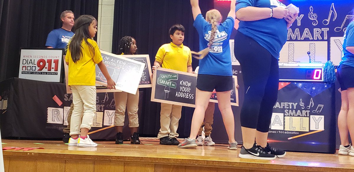 LALoganFWISD's tweet photo. Safety Smart Rally...more safety fun! #whensecondscount #911foremergencies #911education @921HankFM @FortWorthISD @pdilley5 https://t.co/QAHMYFiztv