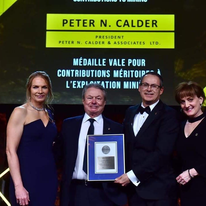 QueensBTech's tweet image. Previous Queen's Mining department head, Dr. Peter Calder, receiving the prestigious Vale Gold Medal. #CIM #CIMTL19