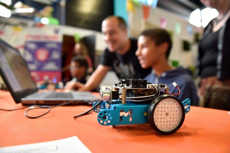Groupe_IONIS's tweet photo. Retour sur le #festival @Makemefamily 🤖 où les étudiant d'@EpitechNantes y ont présenté leurs projets et animé un atelier de #programmation via leur #association @EmmaEpitech 🔎#Makemefest ▶️https://t.co/41PIhHFZb7 https://t.co/cKQUCbqZrU