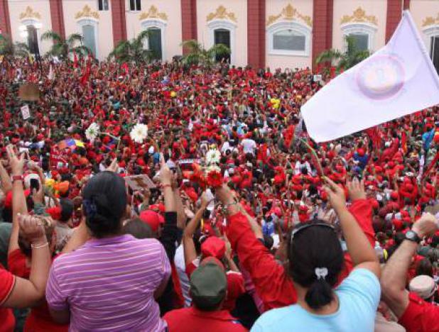 YVKE_Mundial's tweet photo. Pueblo revolucionario reafirma en #Miraflores su respaldo al Presidente @NicolasMaduro https://t.co/IDnwckryik https://t.co/rGeJV3YLhM
