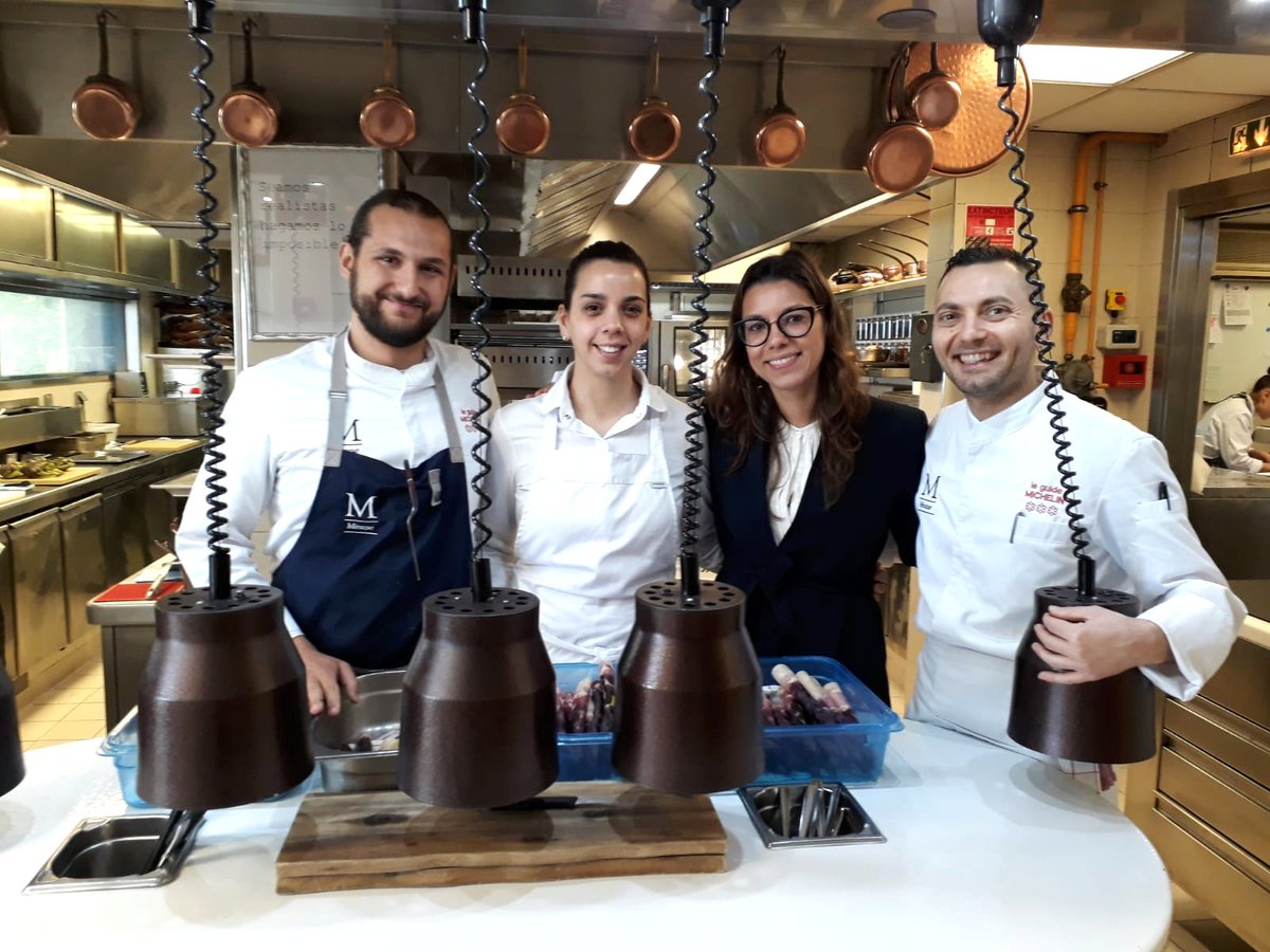 guideMichelinFR's tweet image. Que serait un grand chef sans une grande équipe ? Exemple parfait au Mirazur, nouveau #3étoiles de Menton : ici, Julia Colagreco est entourée de Luca Mattioli, Florencia Montes et Antonio Buono. #équipedechoc #talents #3étoiles (1/2)
