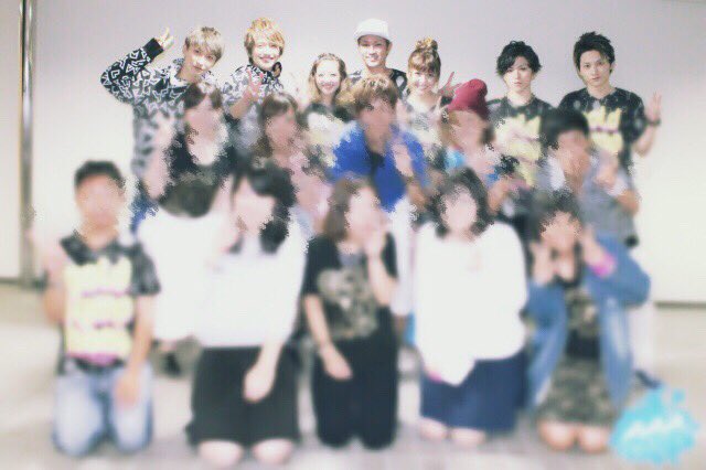 SkyKotAAA's tweet photo. 平成26年10月4日、AAAと写真撮影をしたこと。

平成29年5月2日・3日、SKY-HIの武道館公演を見ることができ、自分の撮った写真をツアーファイナルという大舞台に使って頂けたこと。

平成9年に産まれて生きてきて、本当に大切な思い出です。

幸せな時間をありがとう！
#ありがとう平成
#AAA
#SKY_HI https://t.co/edsGBepL1z
