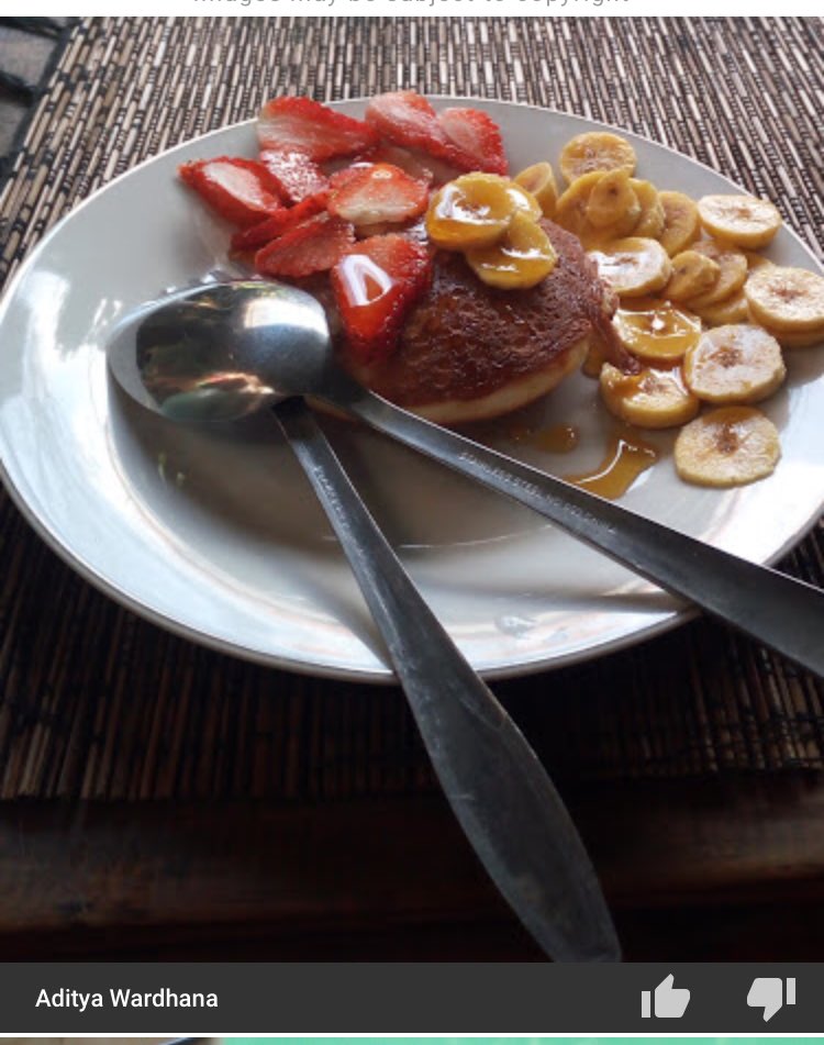 Setahuku harga tersebut sudah termasuk sarapan ya :) Tapi cek lagi deh. Sarapannya macam-macam. Kadang Pancake, kadang bubur ayam atau nasi kuning. Ini gambar dari Google.