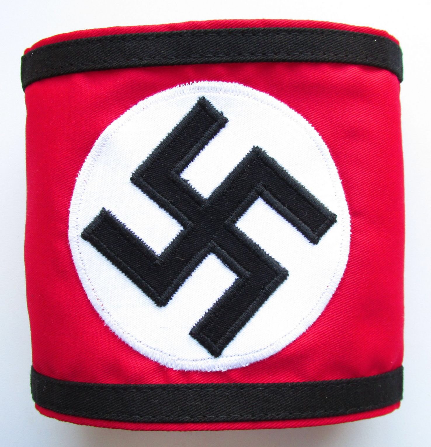 Alexey в Твиттере: "Повязки явно копируют нацистскую символи