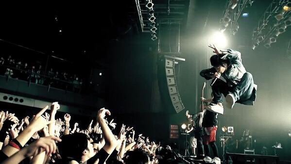 bluerain511's tweet photo. 新しい時代《令和》に足跡をつける
俺たちがUVERworld、よろしくどうぞ！ https://t.co/lmjpD1KF3f