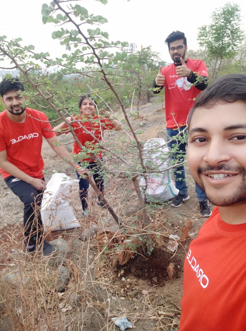 OracleImpact's tweet photo. The hills surrounding Pune have 450 new saplings thanks to these #OracleVolunteers and their commitment to protecting the environment. #WinForEarth https://t.co/I99rgBJvvj