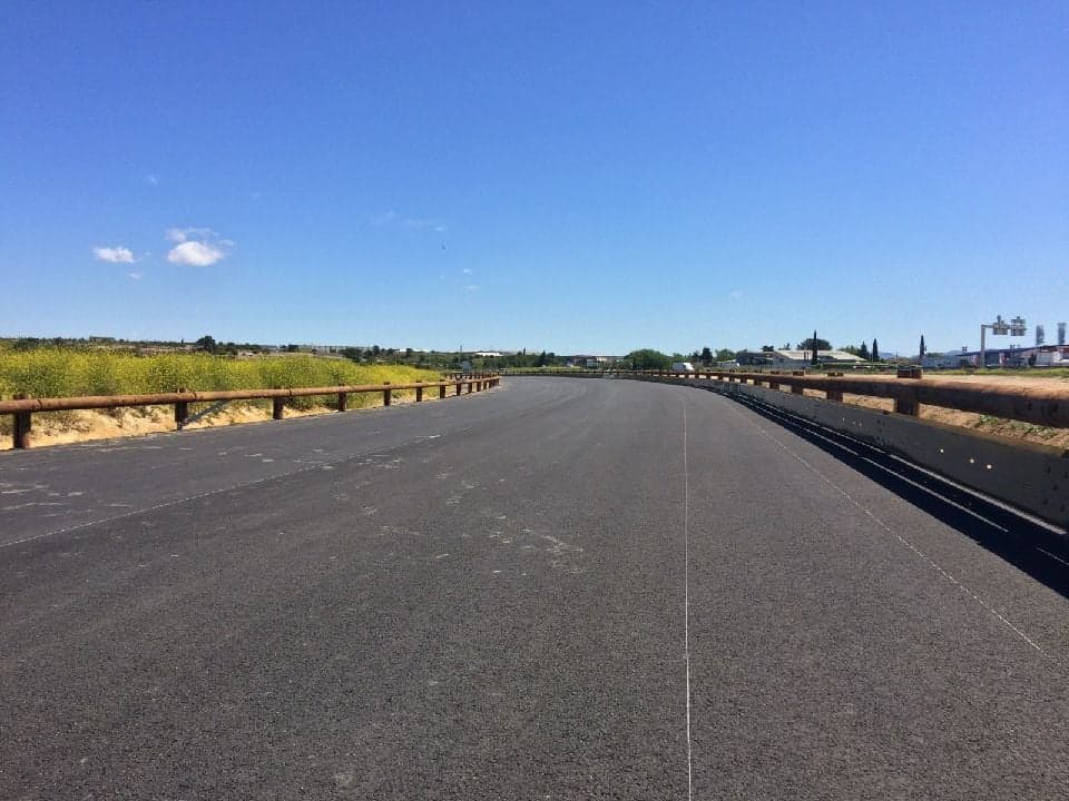 [CHANTIER] Aménagement en cours de la RD20, sur la commune de #Vitrolles, dans les Bouches-du-Rhône <a href="/departement13/">Département des Bouches-du-Rhône</a>, équipée par notre glissière de sécurité #bois-métal TM18 4m  #sécurité #routes     
bit.ly/2VHPYbW