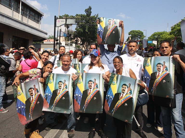 UNoticias's tweet photo. #EnFotos | Así están los alrededores del Palacio de Miraflores. Pueblo congregado en apoyo a Maduro tras el intento de golpe de Estado https://t.co/fgjPKK8EhF