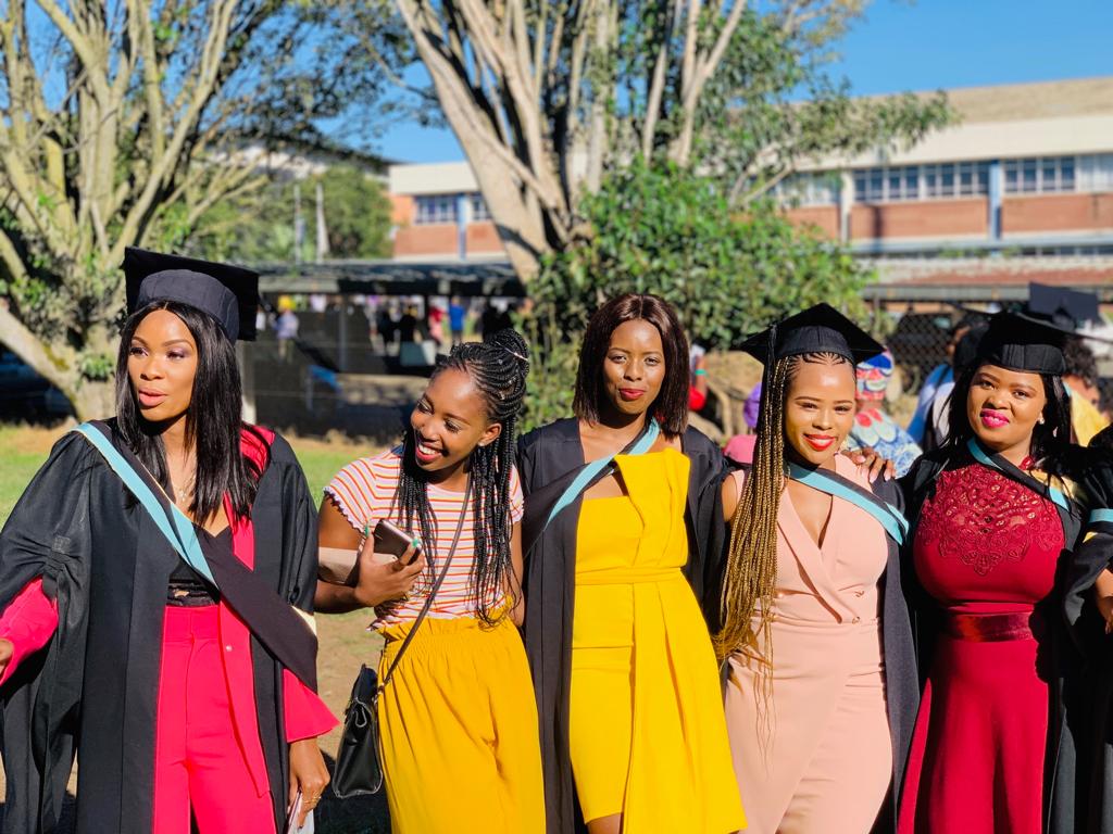 TumieSibu's tweet photo. Allow us to reintroduce ourselves 🎓😍😍🔥🔥
#AutumnGraduation #dutmidlands ✌✌ 

Me and my friends https://t.co/37GioBSLiU